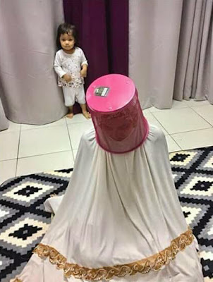 Potret kelakuan usil anak kecil saat orang tua beribadah ini bikin tepuk jidat